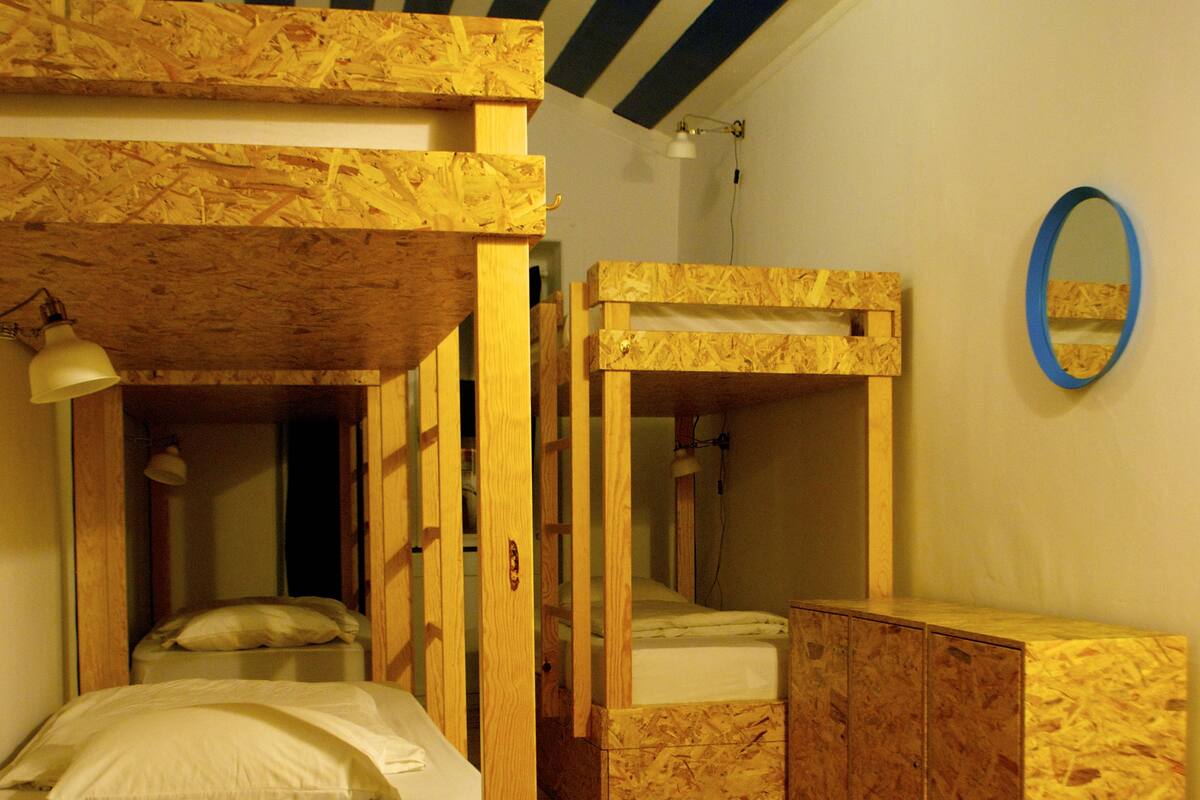 Svefnskáli - aðeins fyrir konur - sameiginlegt baðherbergi (1 Bed in a 10 Bed Dorm ) | Öryggishólf í herbergi, myrkratjöld/-gardínur