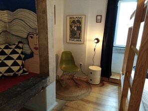 Habitación con 2 camas individuales, baño compartido | Caja fuerte, cortinas opacas, wifi gratis