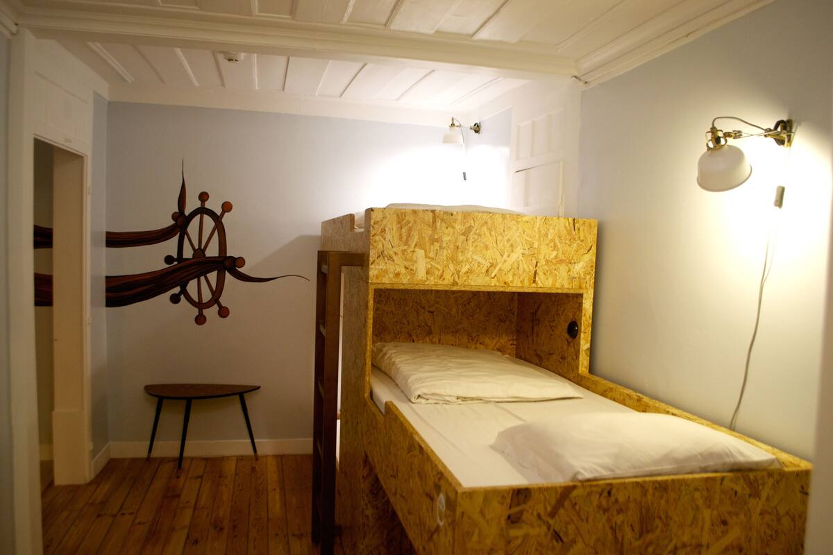 Svefnskáli - svefnsalur fyrir bæði kyn - sameiginlegt baðherbergi (1 Bed in a 6 Bed Dorm ) | Öryggishólf í herbergi, myrkratjöld/-gardínur
