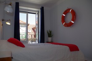 Klassieke tweepersoonskamer, gedeelde badkamer | Een kluis op de kamer, verduisterende gordijnen, gratis wifi