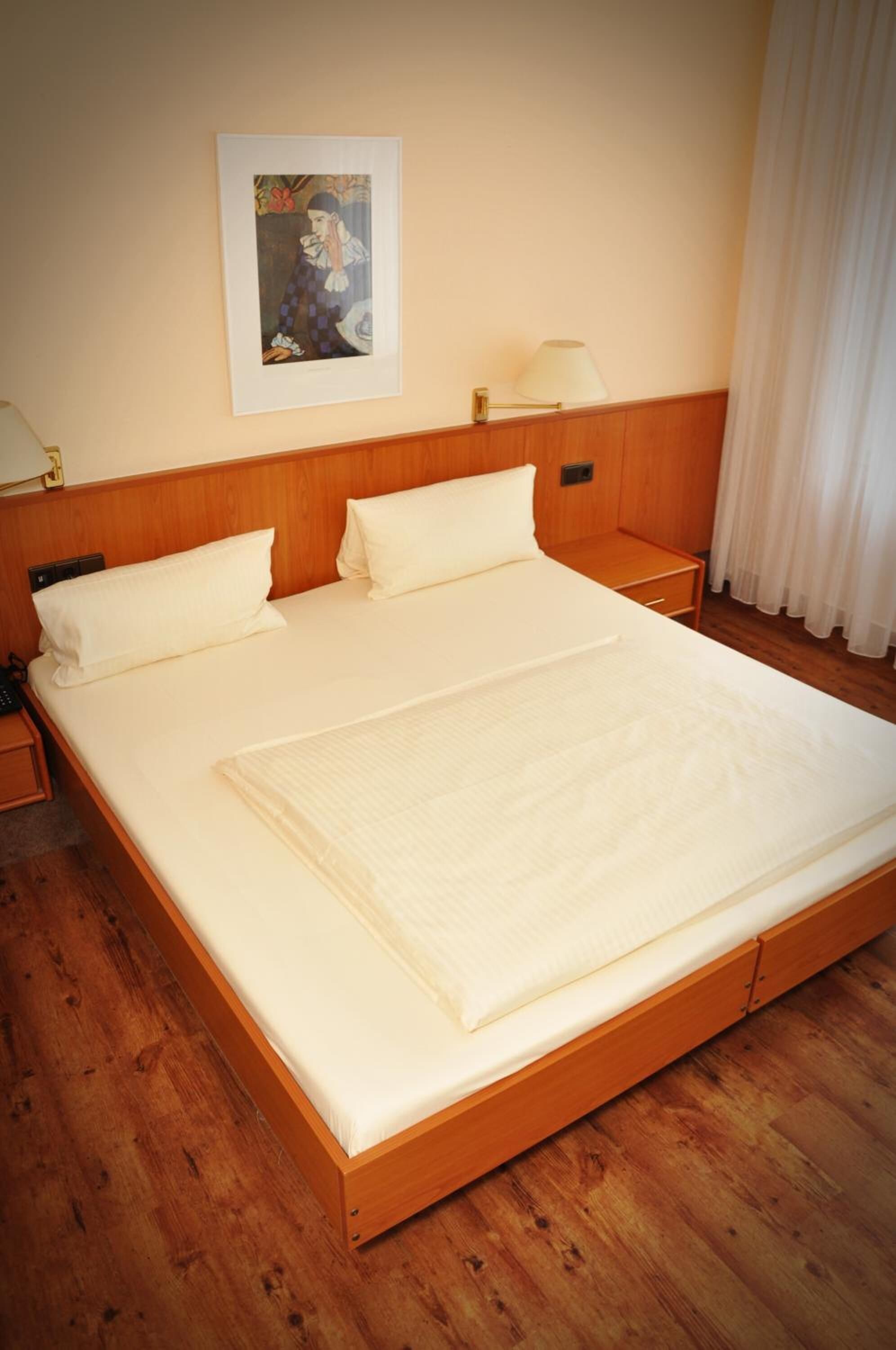 desk, free cots/infant beds, rollaway beds, free wifi