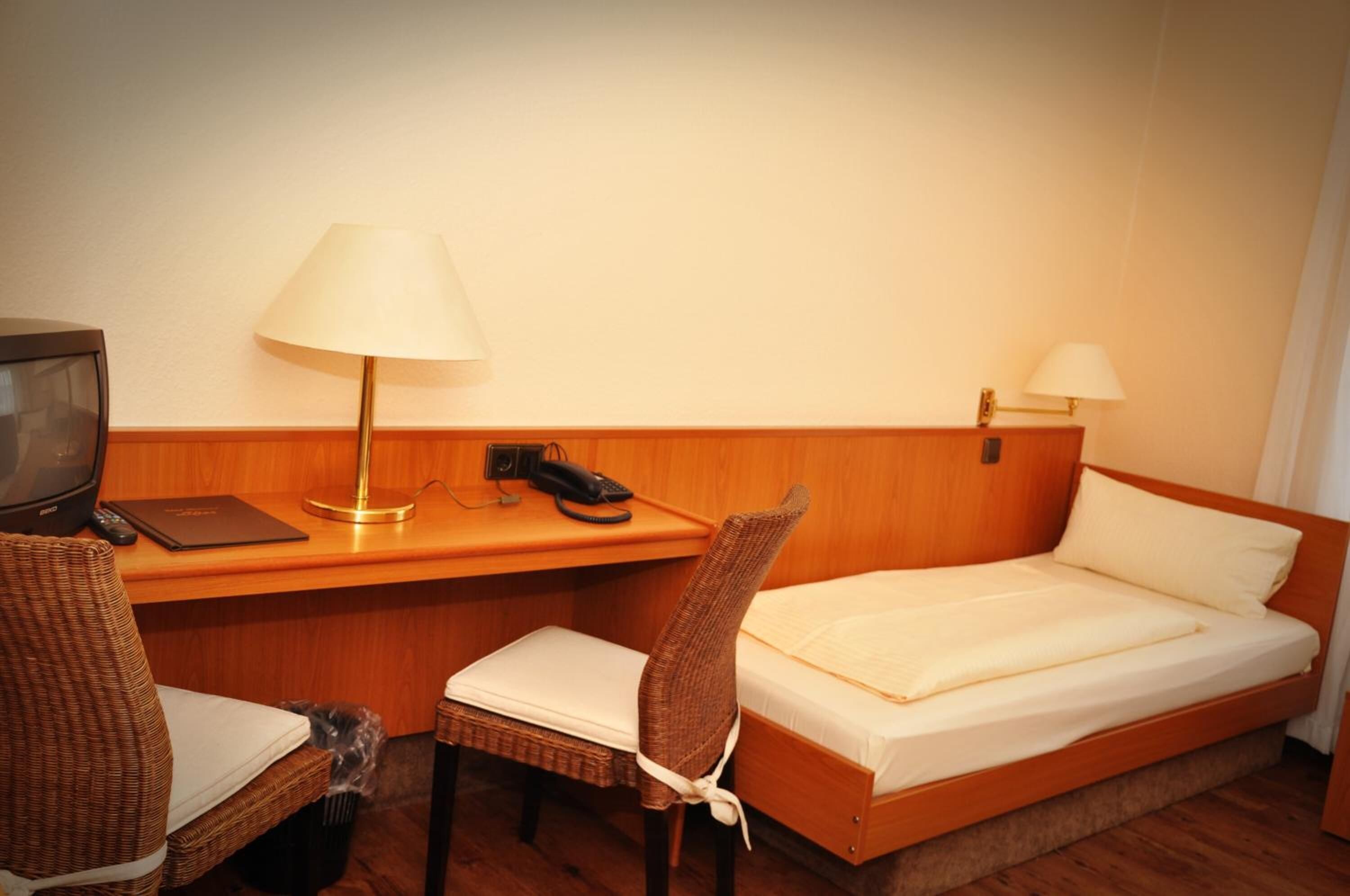 desk, free cots/infant beds, rollaway beds, free wifi