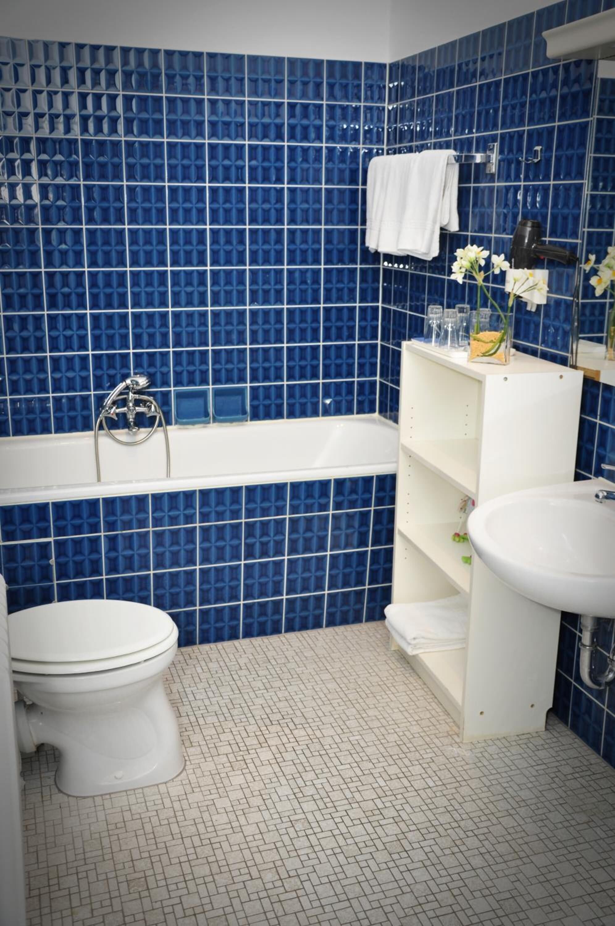 shower, free toiletries