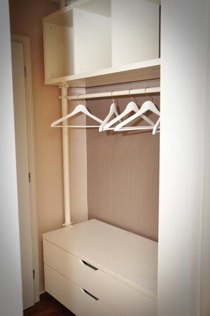 Bureau, lits bébé (gratuits), lits pliants/supplémentaires