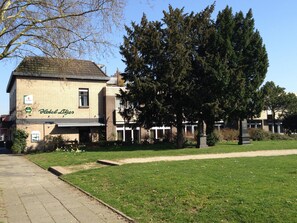 A hotel with a sign reading "Hotel Lichtenfels" and a large tree in front. - Hotel Litjes (Goch)