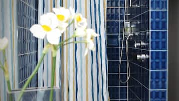 Familiekamer | Badkamer | Een douche, gratis toiletartikelen