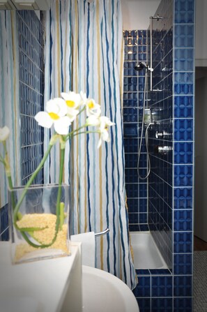 Family Room | Bathroom | Shower, free toiletries - Hotel Litjes (Goch)