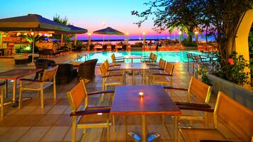 Poolside bar