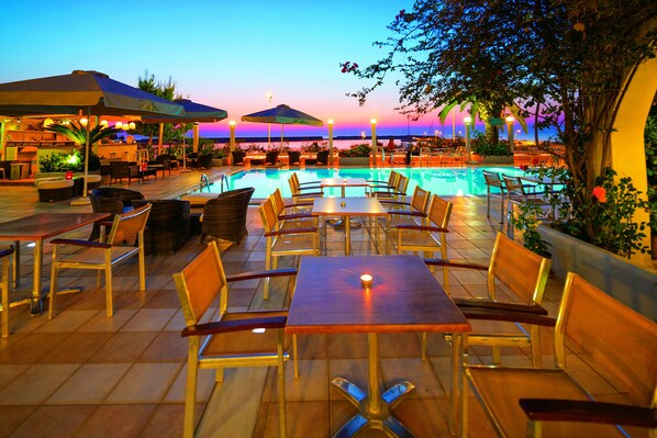 Poolside bar
