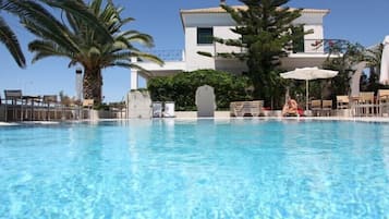 Piscine extérieure (ouverte en saison), parasols de plage