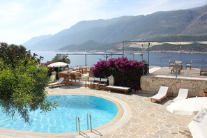 Seasonal outdoor pool, pool umbrellas, pool loungers - Korsan Ada Hotel (Kas)