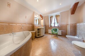 Villa - 5 soveværelser - køkken (living room,balcony,garden,14 adults) | Badeværelse | Bruser, gratis toiletartikler, hårtørrer, bidet