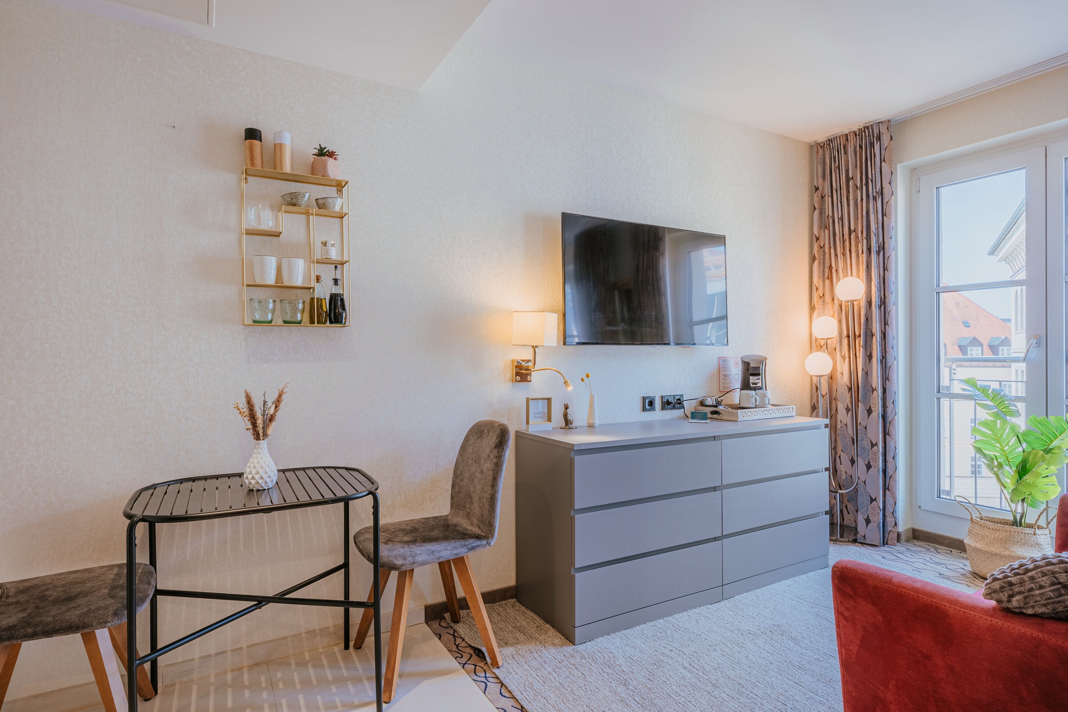 deluxe studio, 1 king bed | living area | 48-inch flat-screen tv with satellite channels, tv