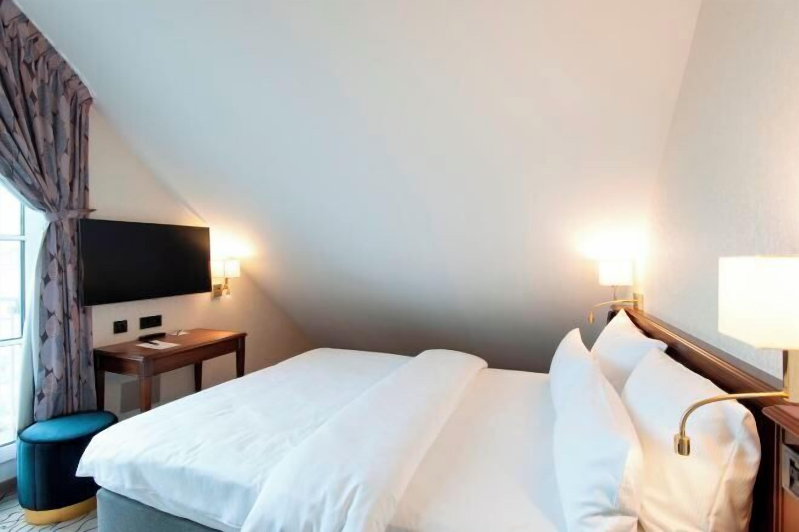 Hypo-allergenic bedding, in-room safe, desk, blackout curtains