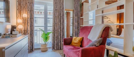 Deluxe Studio, 1 Katil Raja (King) | Peralatan tempat tidur hipoalergenik, peti besi dalam bilik, meja