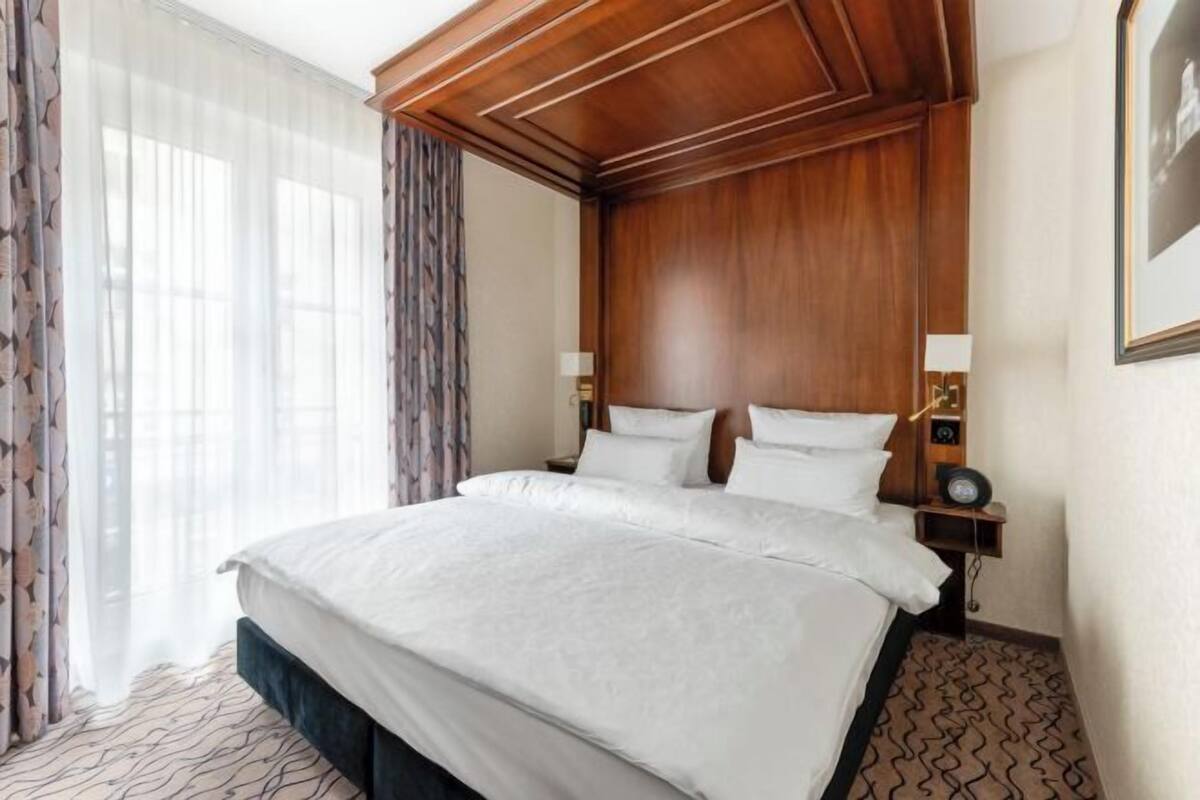 Hypo-allergenic bedding available, in-room safe, desk, blackout drapes