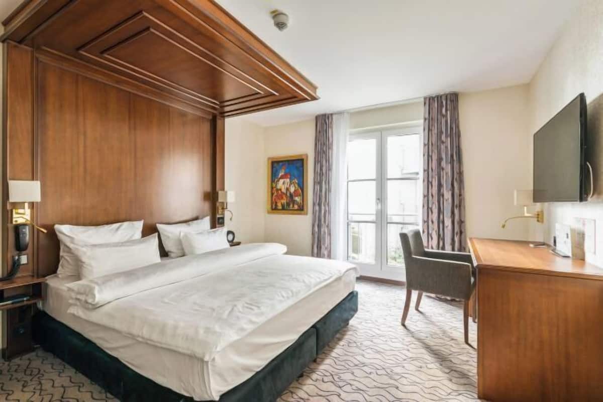 Hypo-allergenic bedding available, in-room safe, desk, blackout drapes