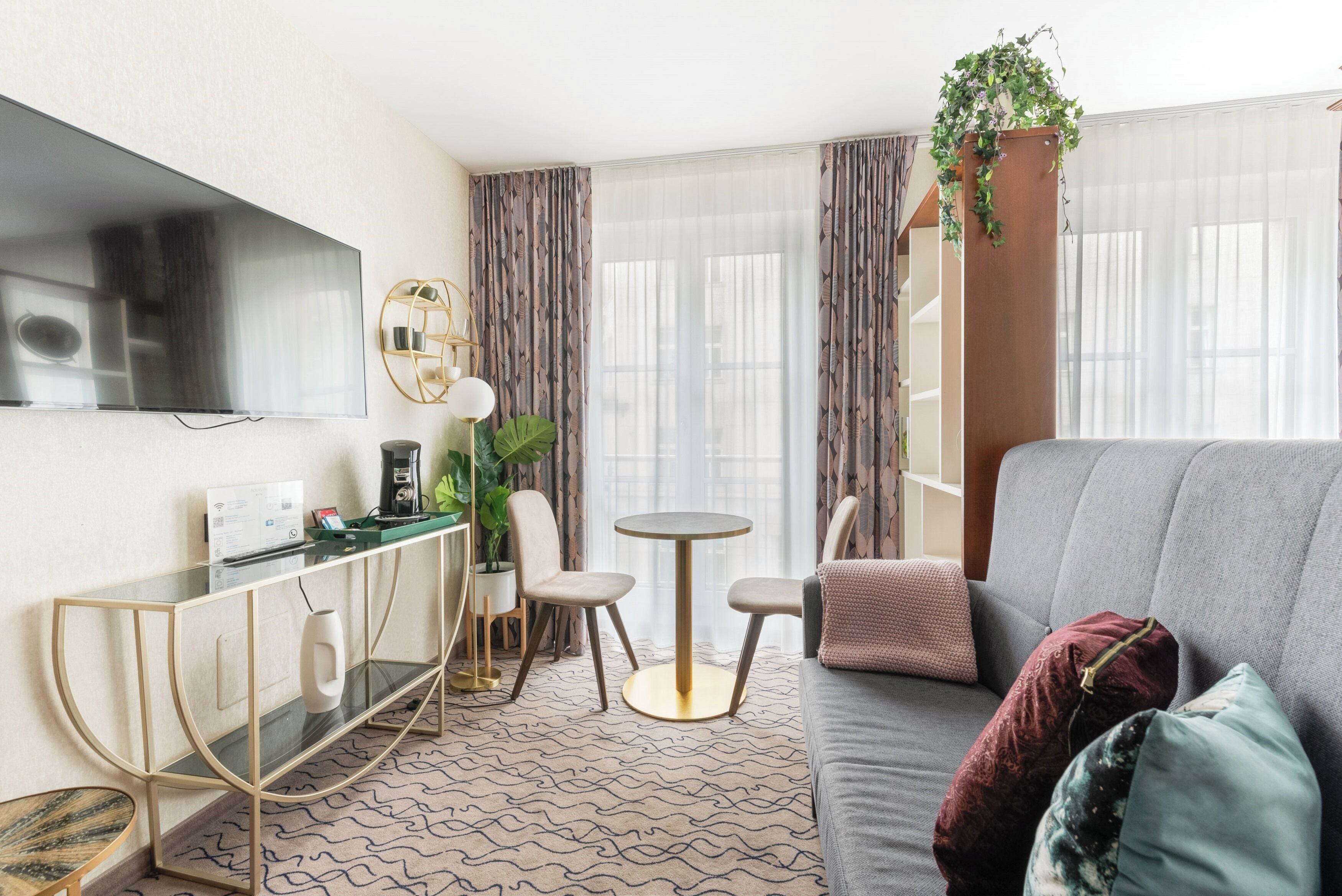 deluxe studio, 1 king bed | 1 bedroom, hypo-allergenic bedding, in-room safe, desk