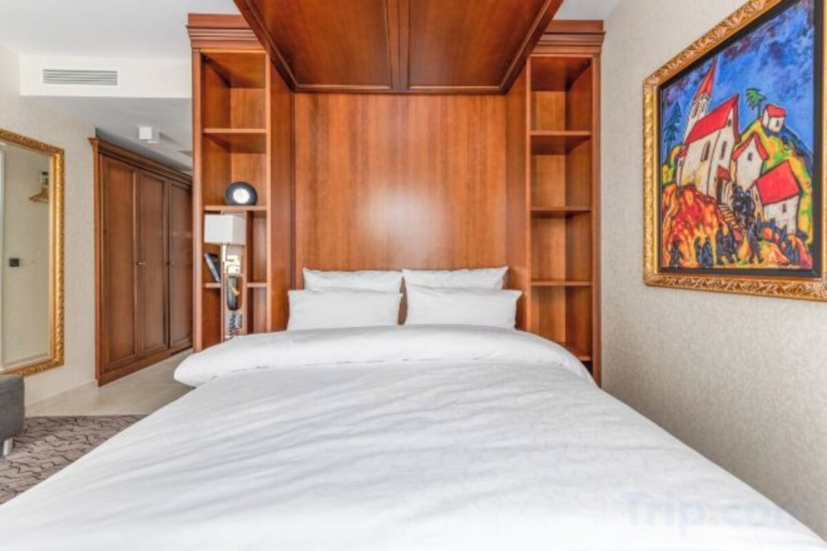 Hypo-allergenic bedding available, in-room safe, desk, blackout drapes