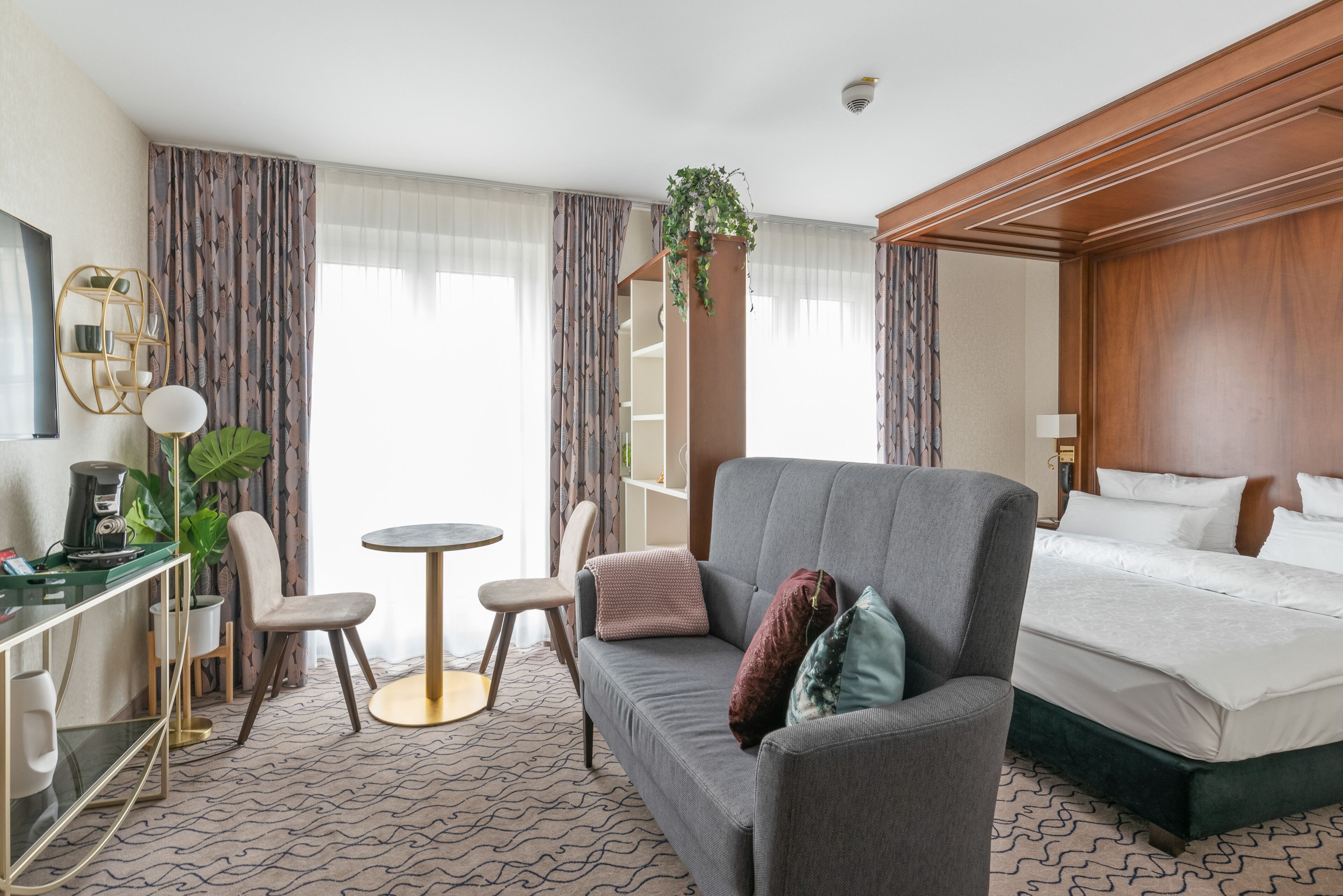 Deluxe-Studio, 1 King-Bett | Wohnbereich | 48-Zoll-Flachbildfernseher mit Satellitenempfang, Fernseher