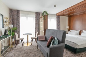 Deluxe-studio, 1 suuri parisänky | Oleskelualue | 48–tuumainen taulutelevisio, jossa satelliittikanavat