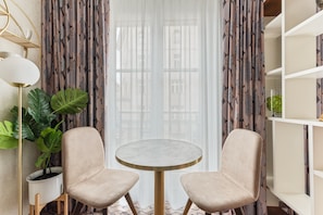 Studio Deluxe, 1 giường cỡ king | Bộ đồ giường kháng dị ứng, két bảo mật tại phòng, bàn, màn/rèm cản sáng