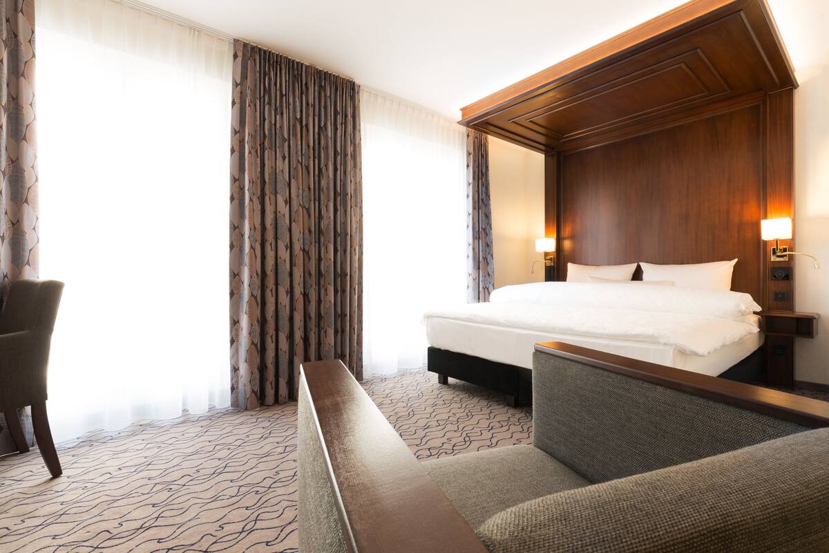 Hypo-allergenic bedding available, in-room safe, desk, blackout drapes