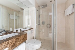 Deluxe Studio, 1 King Bed | Bathroom | Shower, rainfall showerhead, free toiletries, hair dryer - AdvaStay by KING's (Munich)