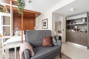 Deluxe Studio, 1 King Bed | Hypo-allergenic bedding, in-room safe, desk, blackout drapes - AdvaStay by KING's (Munich)