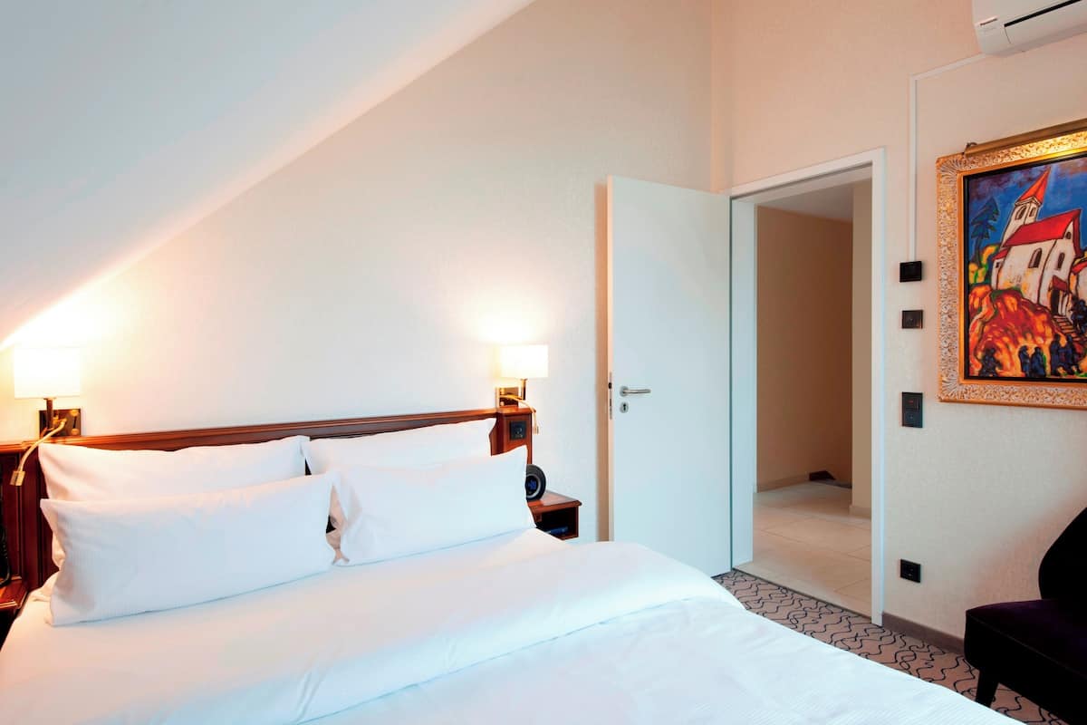 Suite Deluxe, terraza | Ropa de cama hipoalergénica, caja fuerte, escritorio y cortinas opacas