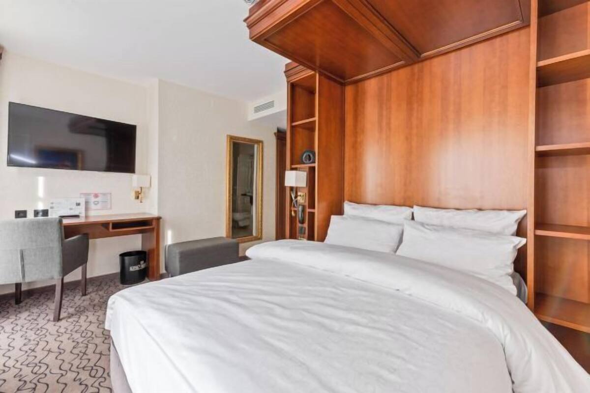 Hypo-allergenic bedding available, in-room safe, desk, blackout drapes
