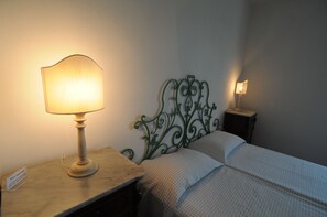 Desk, rollaway beds, free WiFi, bed sheets - La Locanda di Adele - Il Giardinetto B&B (Scarperia e San Piero)