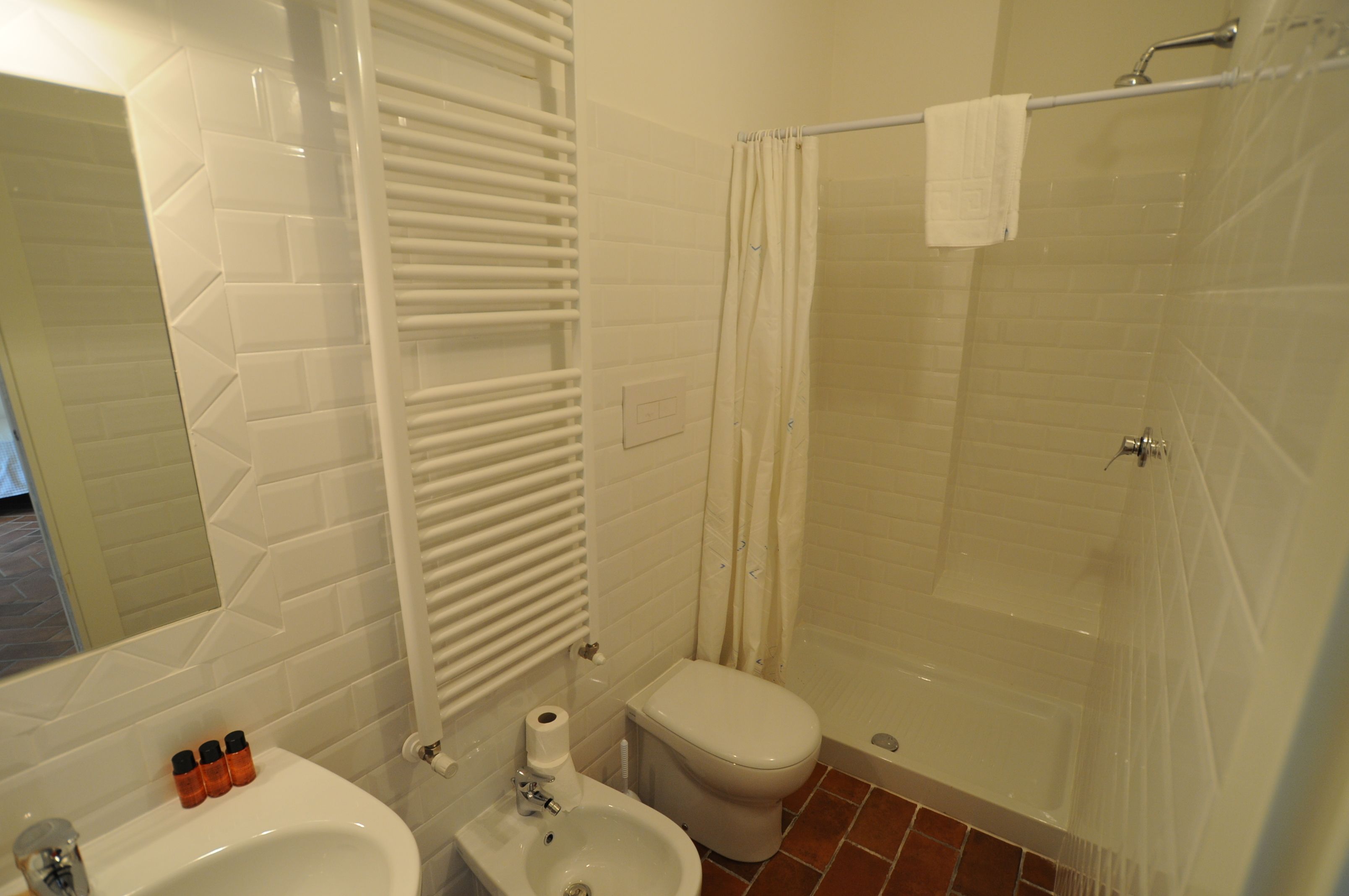 Un bagno con il water, un bidet e uno spazio doccia.