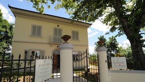 A reception area with a sign for Villa Torriglia, Villa I Gurdiani, and La Locanda di Adele.