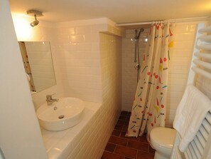 Shower, free toiletries, hair dryer, bidet