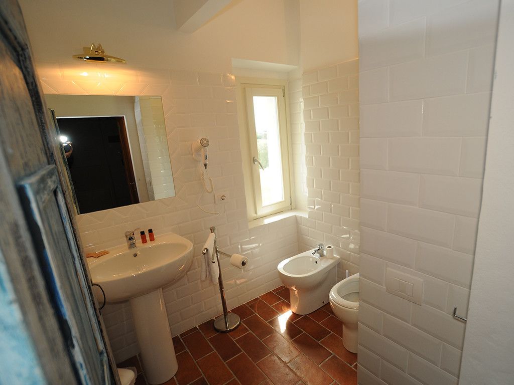 Une salle de bain équipée d’un lavabo, d’un bidet et d’un miroir.