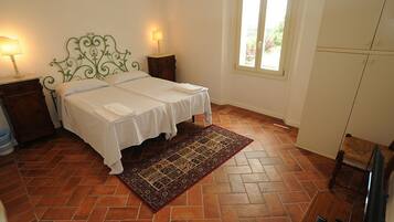 Escritorio, camas extra, wifi gratis y ropa de cama