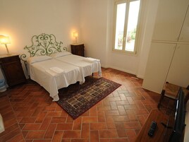 Escritorio, camas plegables/adicionales, wifi gratis y ropa de cama