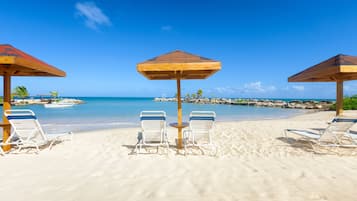 Ubicación a pie de playa, sombrillas y toallas de playa