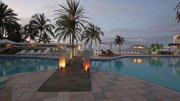Udendørs pool, parasoller, liggestole