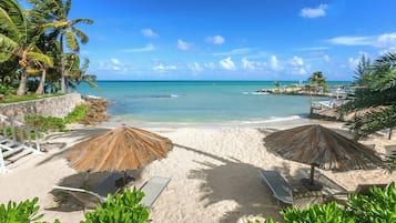 Plage, parasols, serviettes de plage