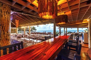 Beach bar - Ocean Point Beach Resort & Spa - Adults Only (St. John's)