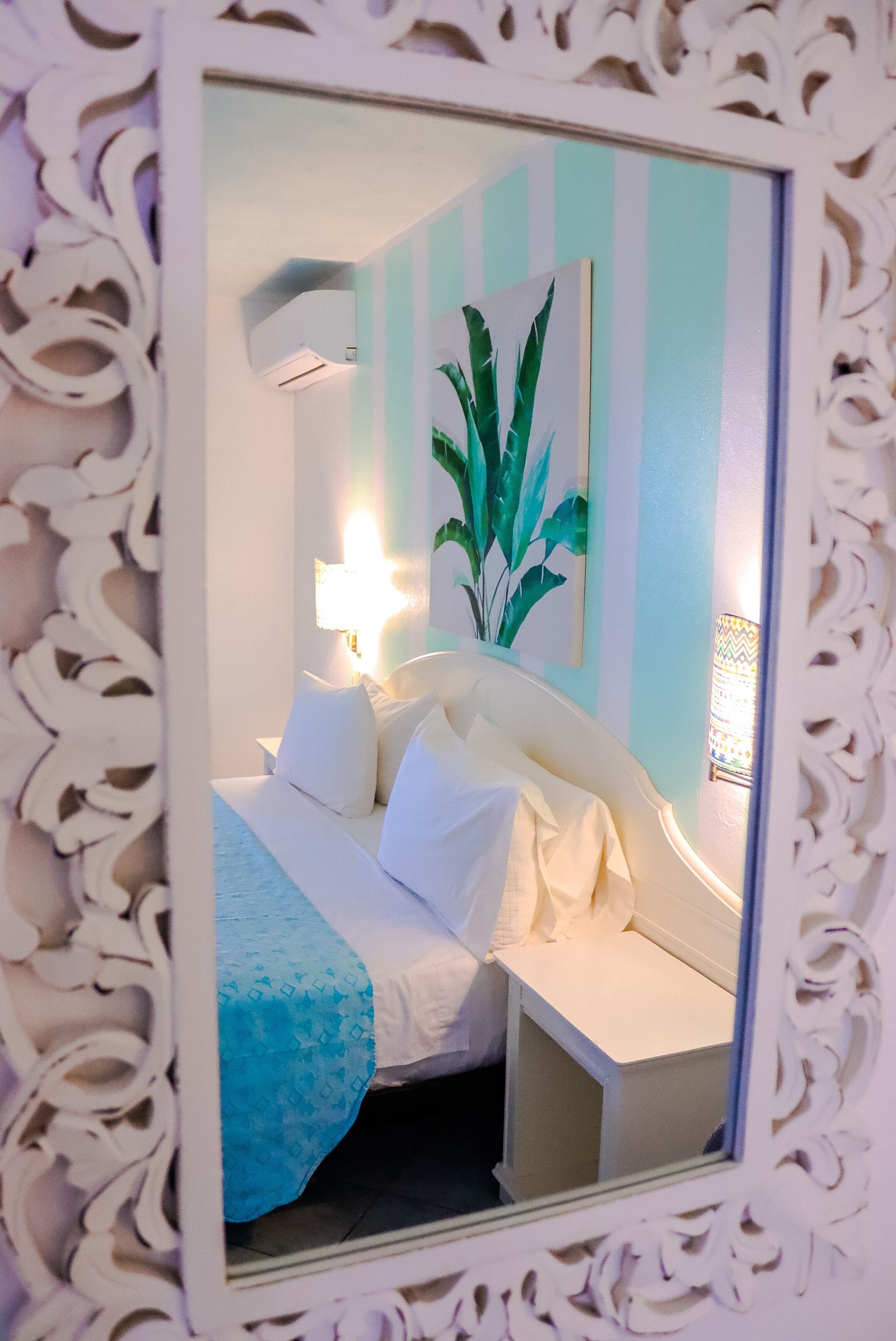 Minibar, in-room safe, desk, WiFi (free)