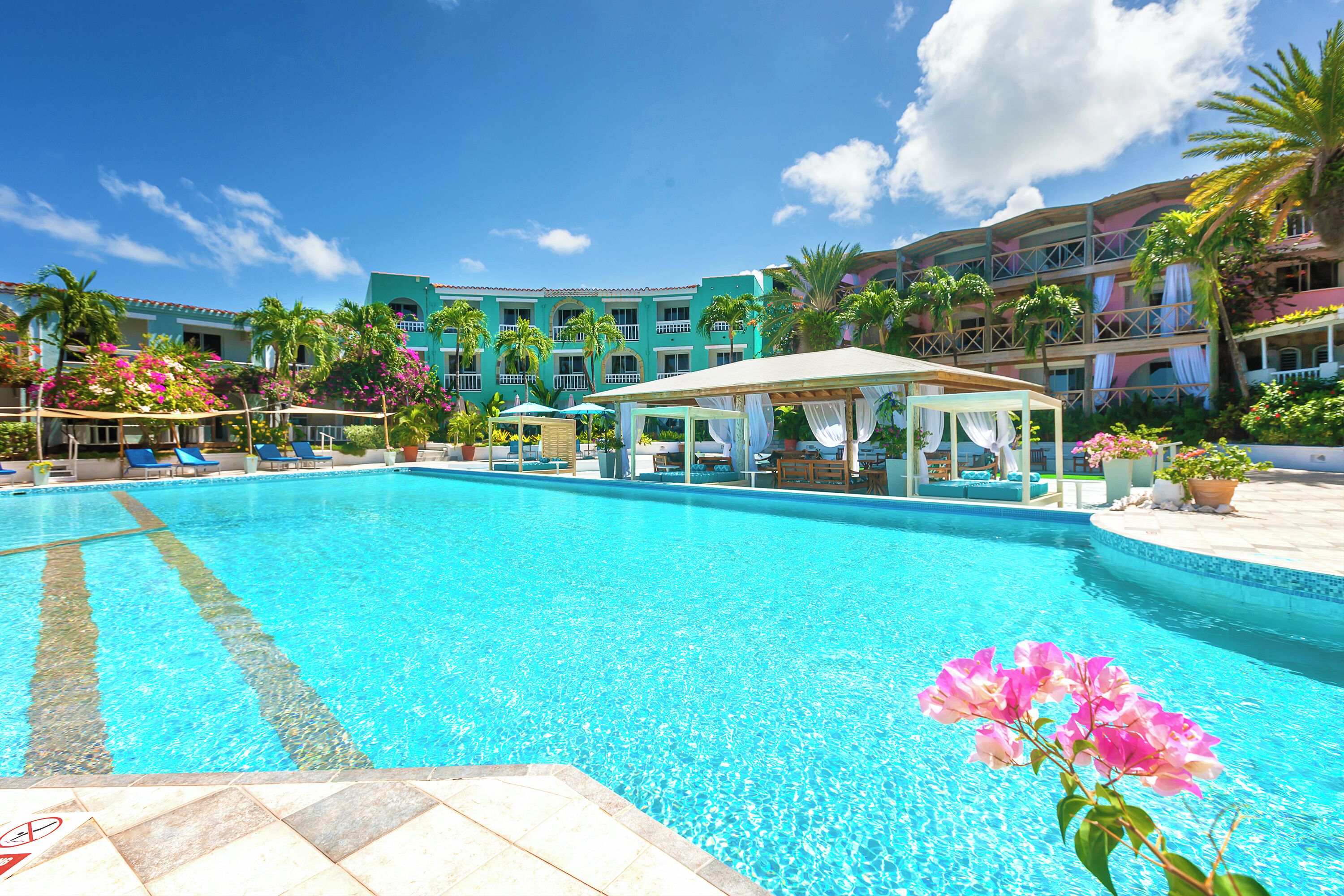 Outdoor pool, pool umbrellas, sun loungers