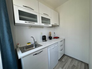 高級開放式 套房, 1 間臥室 | 私人廚房 | 爐具、電熱水壺、廚房用具/餐具/器皿、提供環保清潔產品