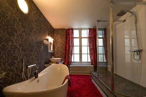 Gratis toiletartikler, hårtørrer, badekåber, hjemmesko