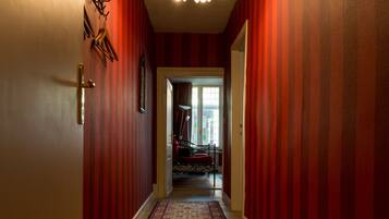 Minibar, decoración personalizada, muebles diferentes y escritorio