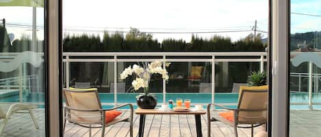 Kauden mukainen ulkouima-allas, aurinkotuoleja