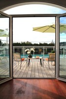 Una piscina al aire libre de temporada, tumbonas