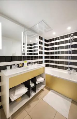 Een bad, gratis toiletartikelen, een haardroger, handdoeken